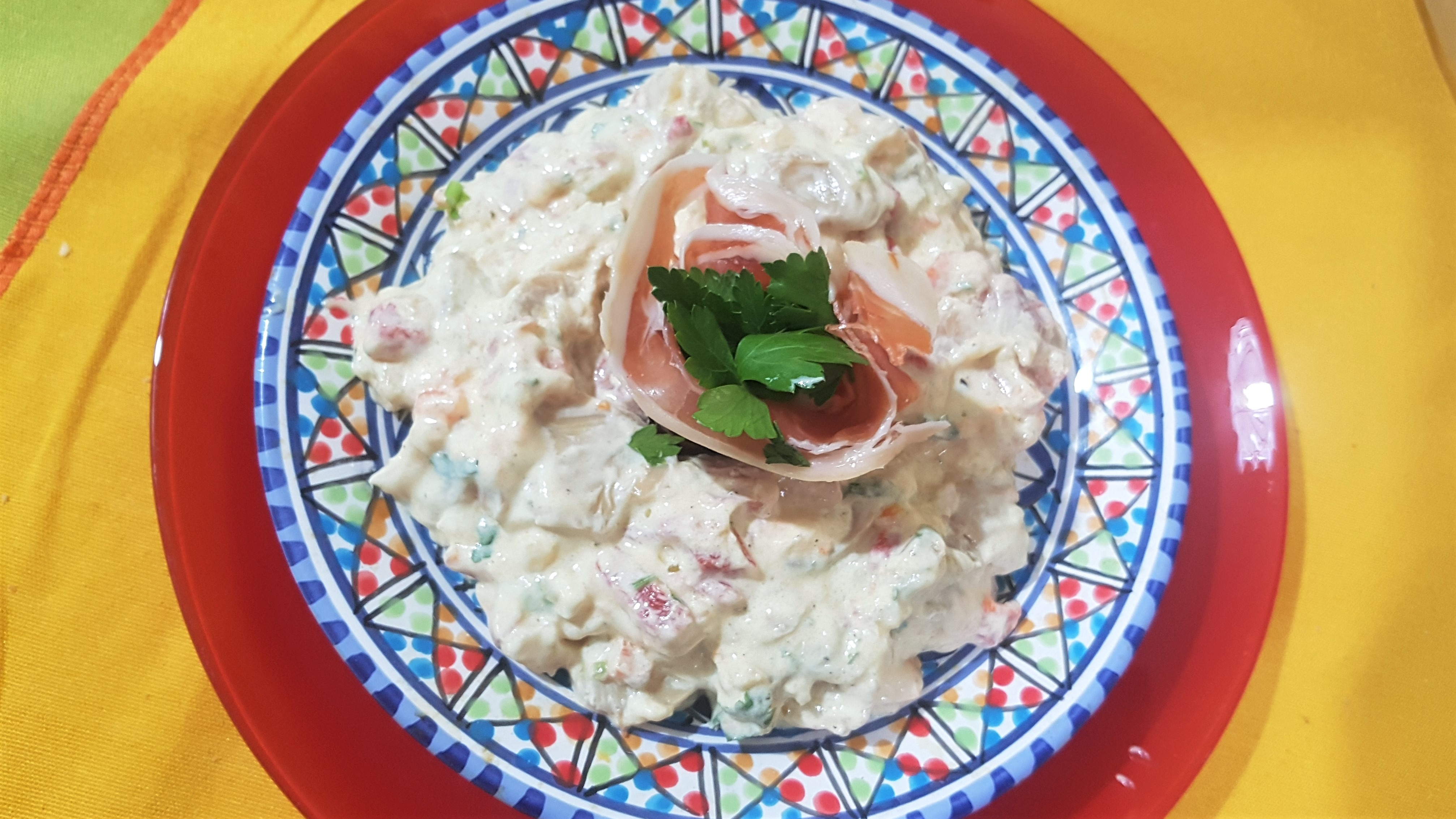 Salata de ciuperci cu smantana, jambon si ardei copti