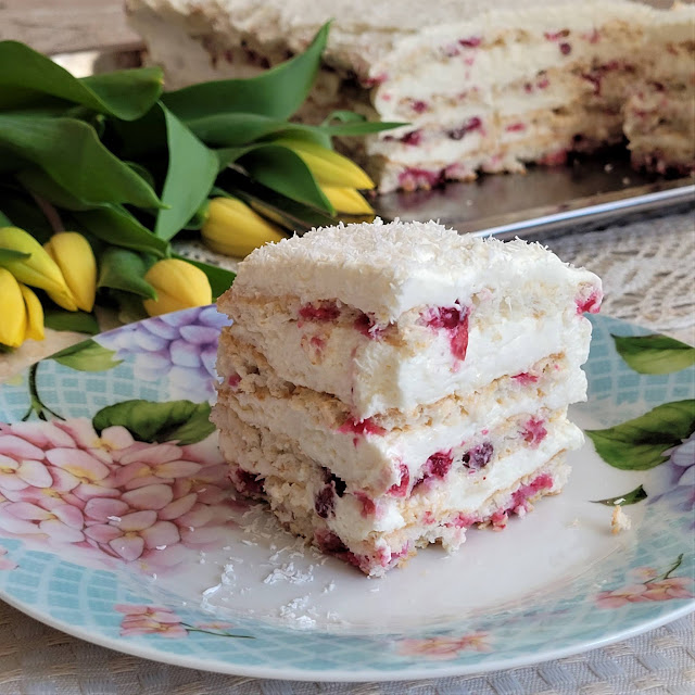 Desert prajitura cu blat de bezea cu cocos si crema de iaurt