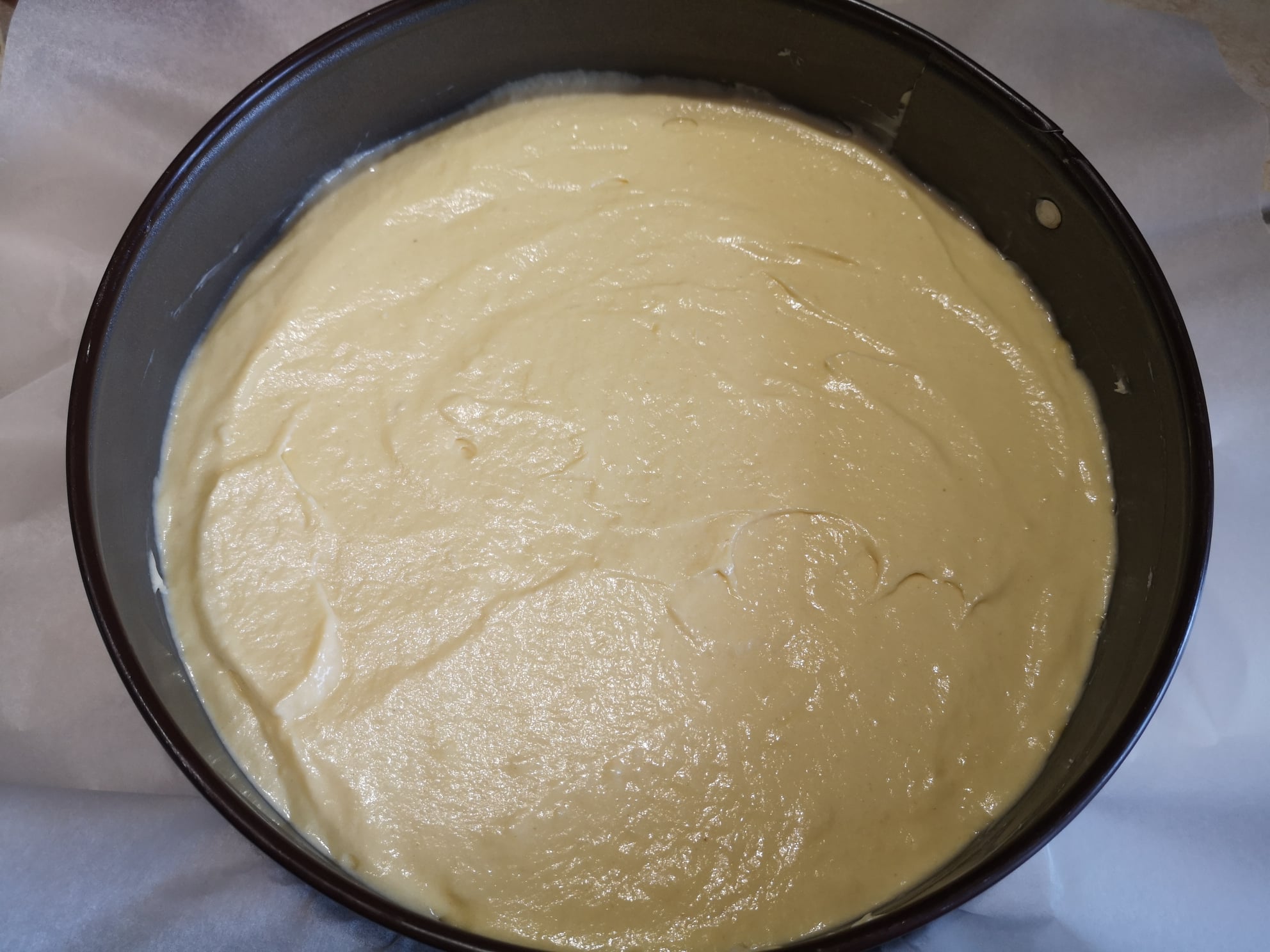 Desert prajitura turnata cu mere si crema de smantana