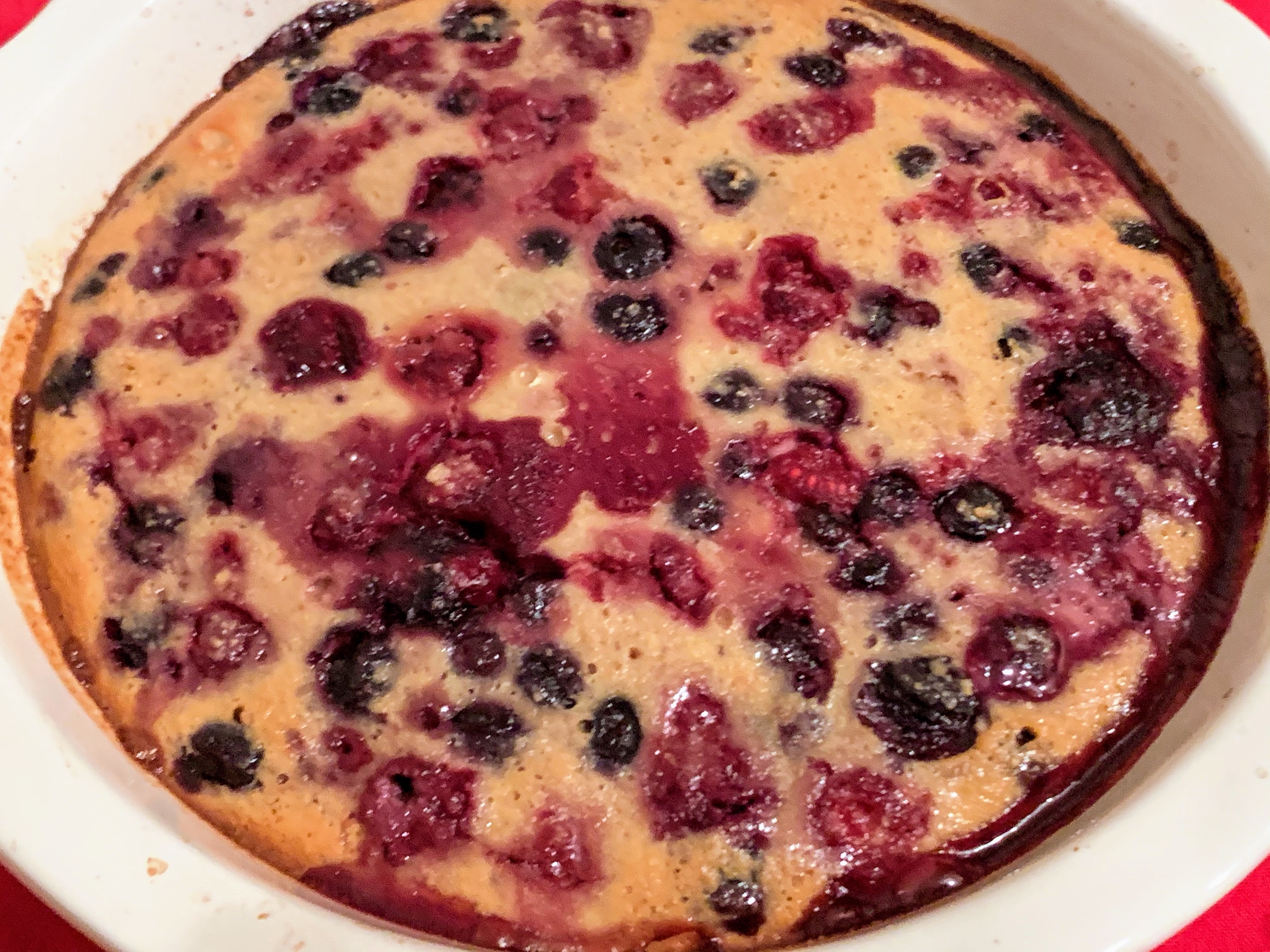 Desert clafoutis cu fructe de padure