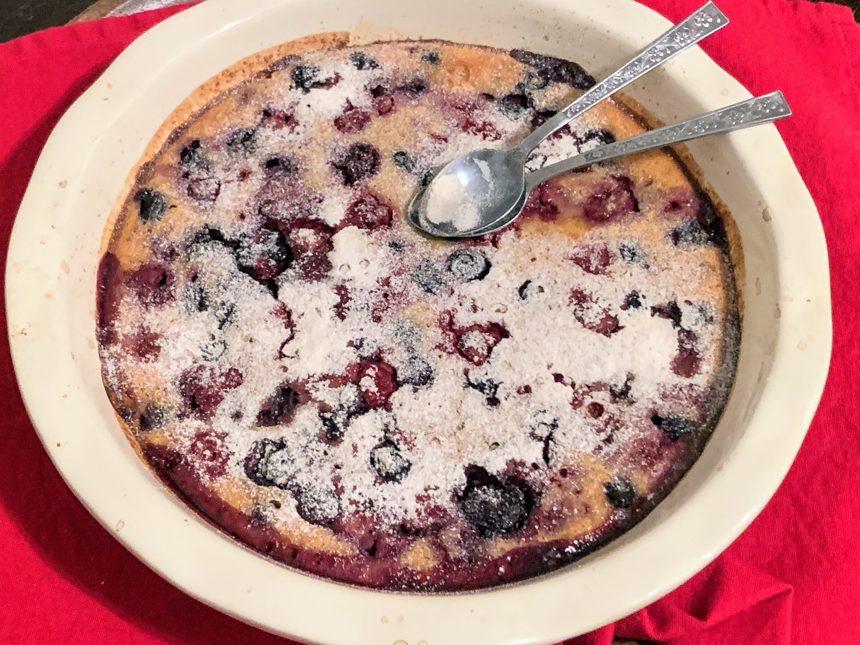 Desert clafoutis cu fructe de padure