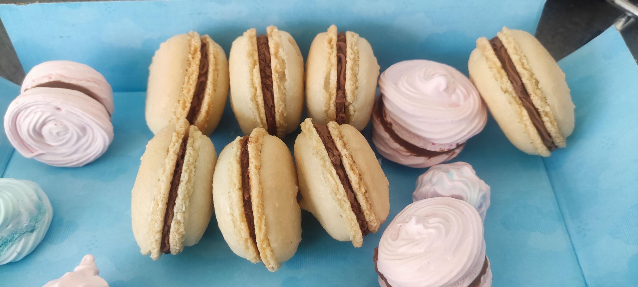 Desert macarons cu ciocolata (reteta nr. 400)