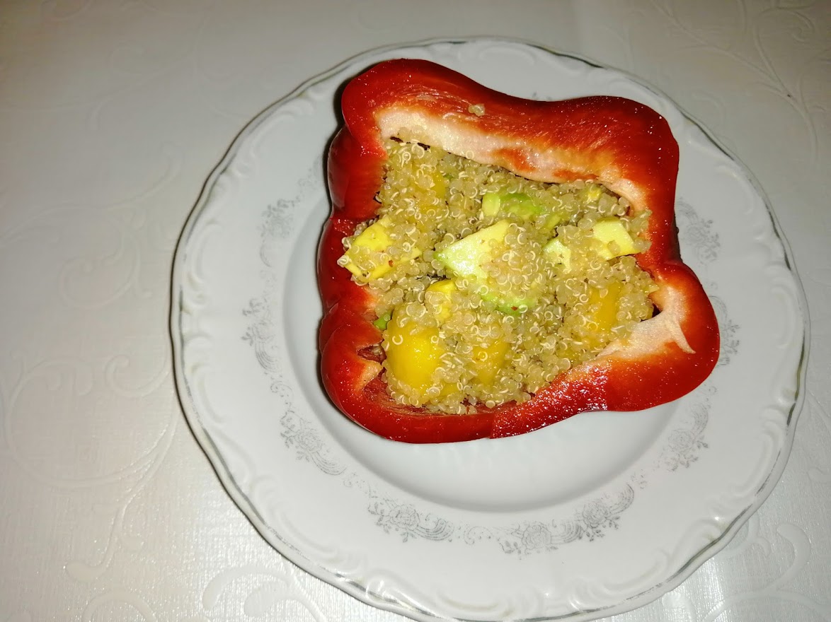 Ardei gras umplut cu quinoa, mango si avocado