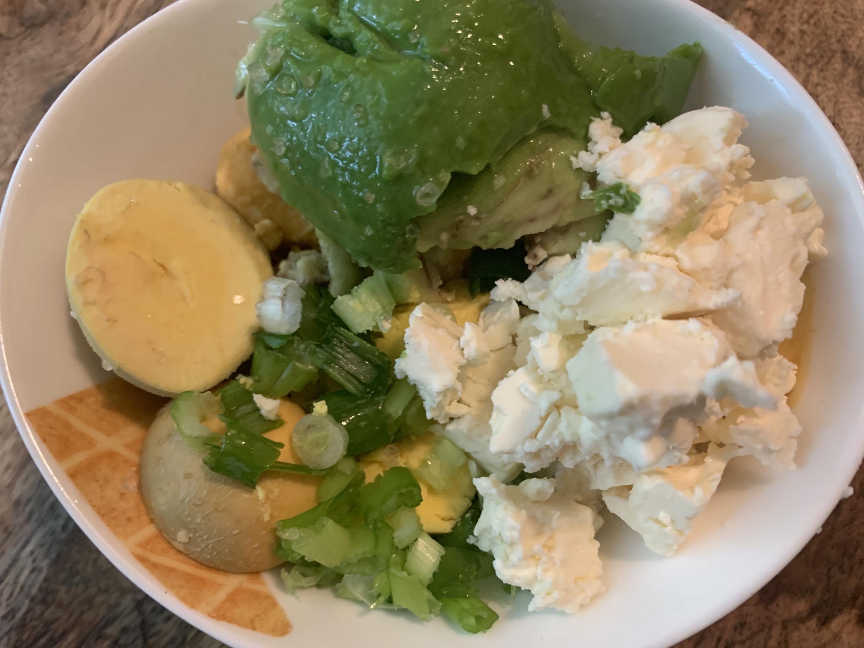 Salata cu oua umplute cu crema de avocado si branza