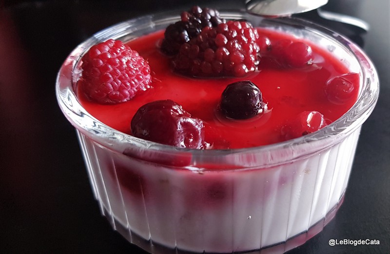 Desert panna cotta cu lapte de cocos si fructe de padure