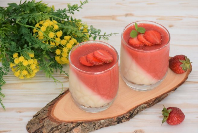 Desert panna cotta cu capsuni la pahar