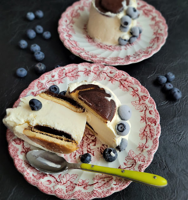 Desert turnulete cu inghetata de iaurt si biscuiti cu jeleu de portocale