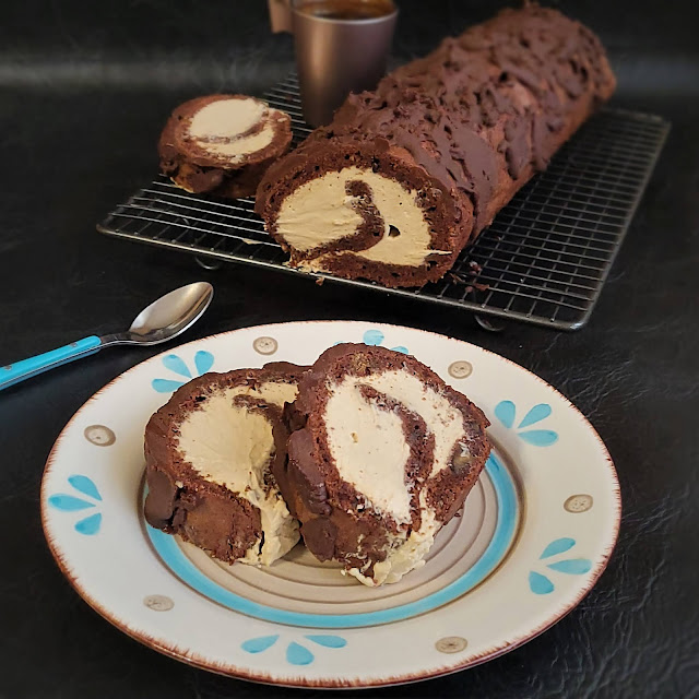 Desert rulada din bezea si nuci cu crema de mascarpone si cafea instant