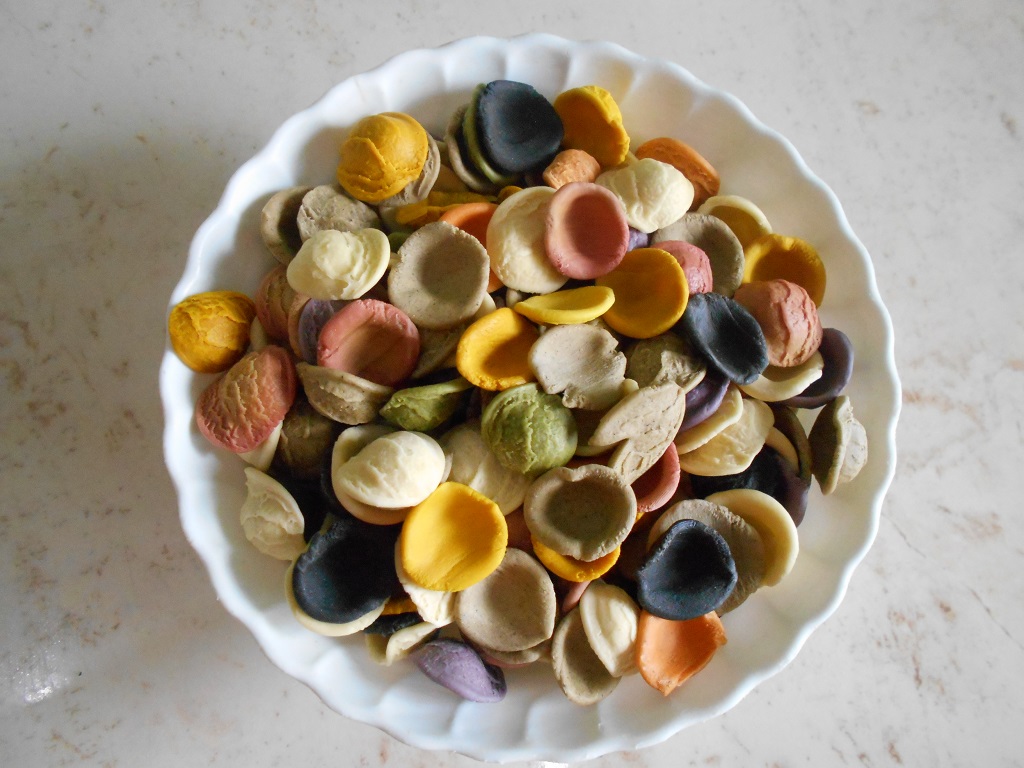 Orecchiette colorate, cu unt, sunca si cascaval