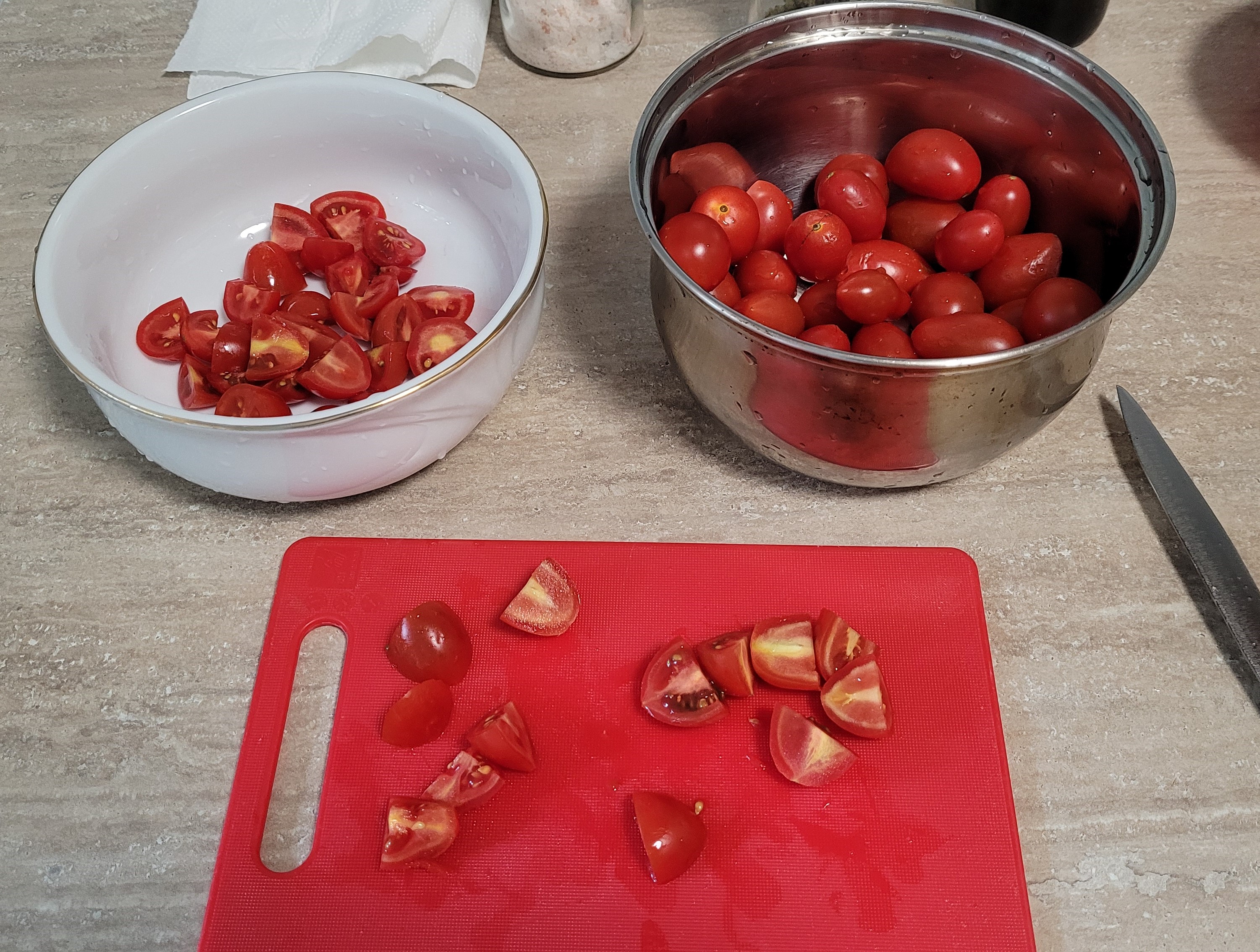 Piept de curcan la gratar servit cu legume la cuptor si salata de rosii