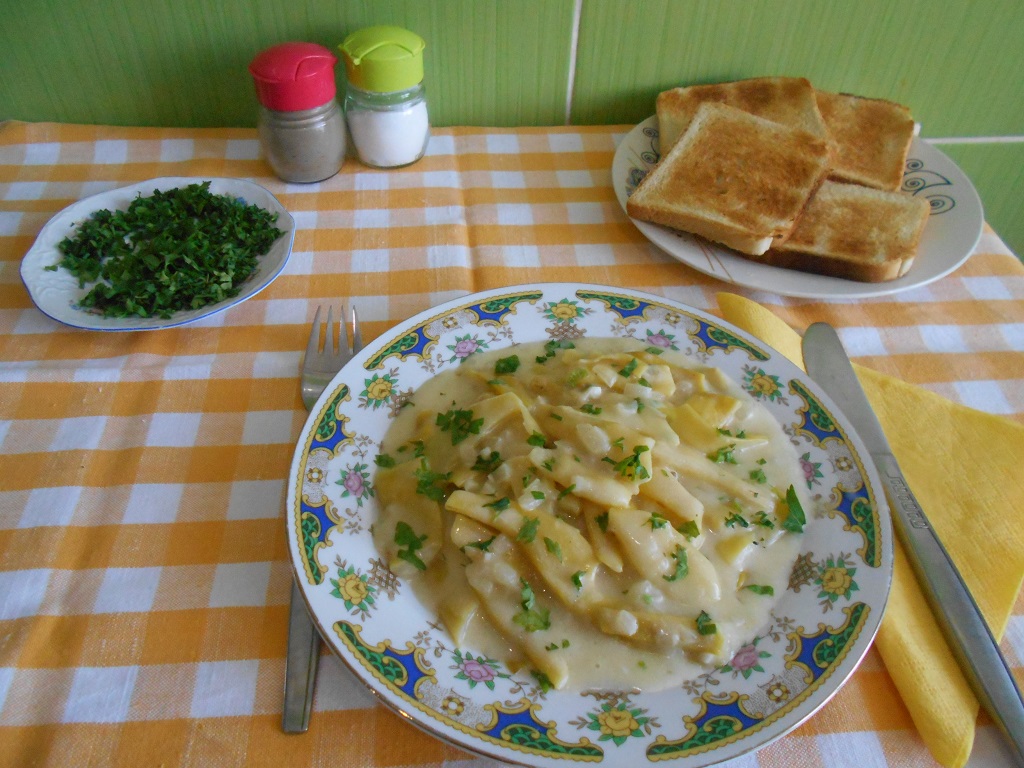 Pastai galbene, cu smantana si usturoi