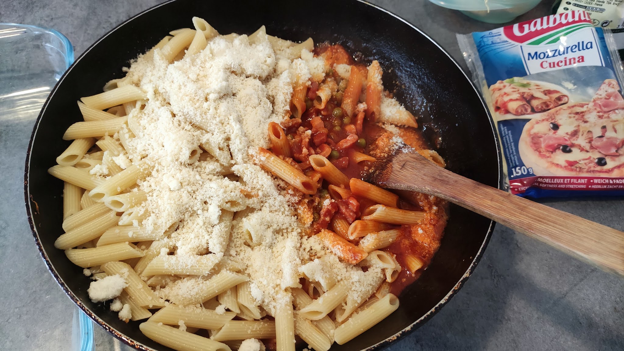 Paste (penne) cu bacon, mazare si suc de rosii