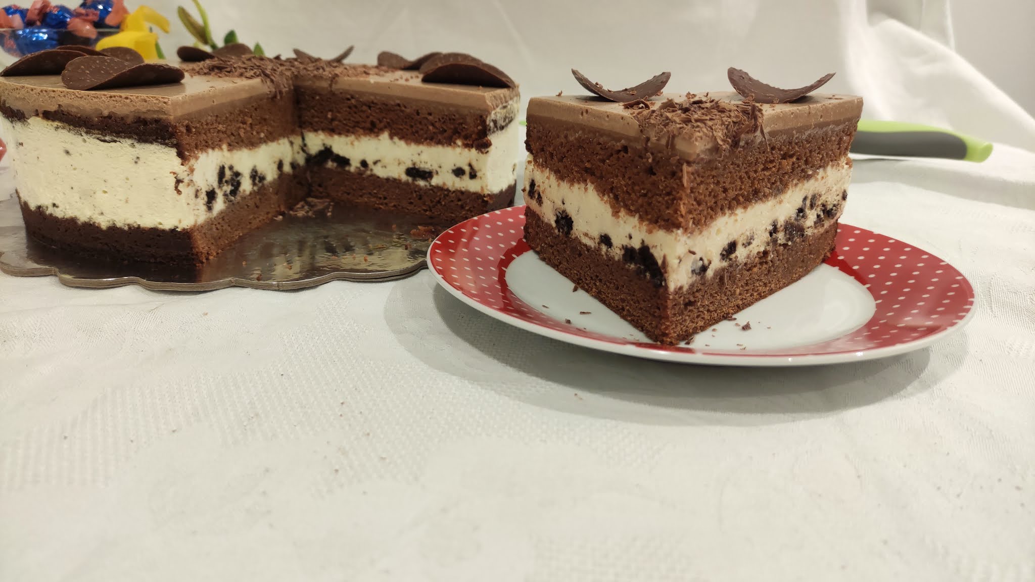 Desert tort cu blat din albusuri, mousse de oreo si cafea