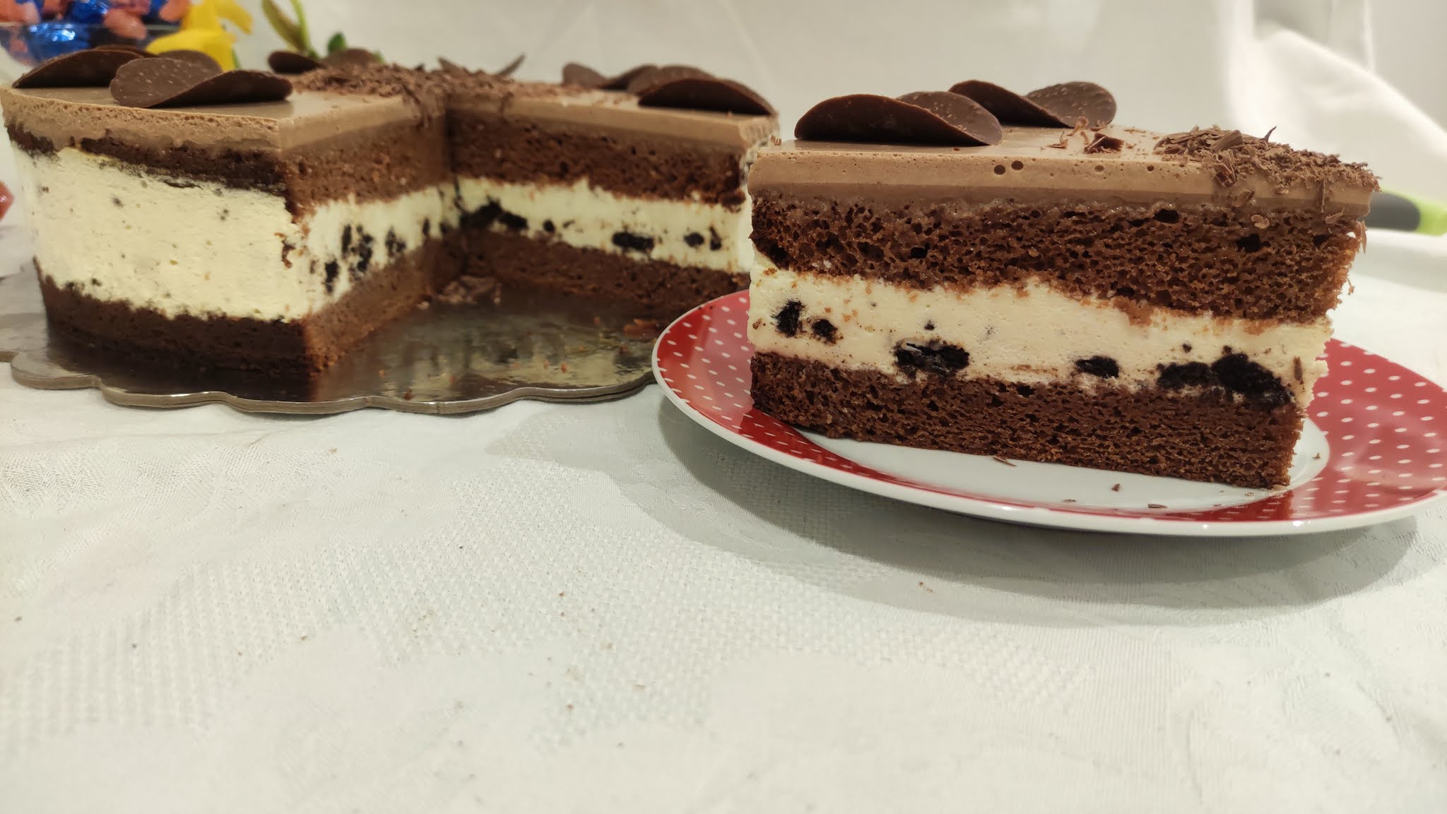 Desert tort cu blat din albusuri, mousse de oreo si cafea