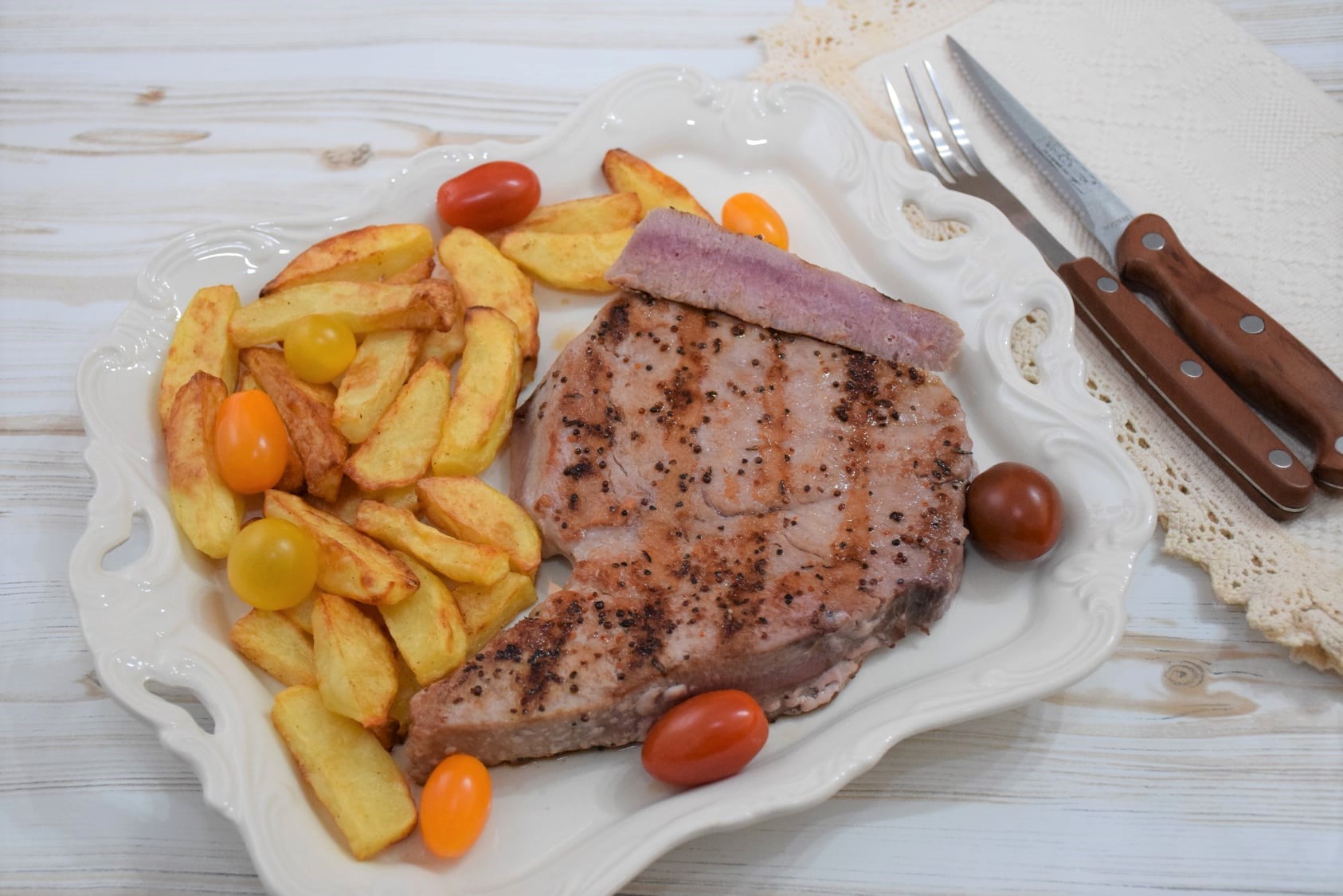 Reteta Ton la gratar, un deliciu servit cu cartofi gatiti la friteuza cu aer cald