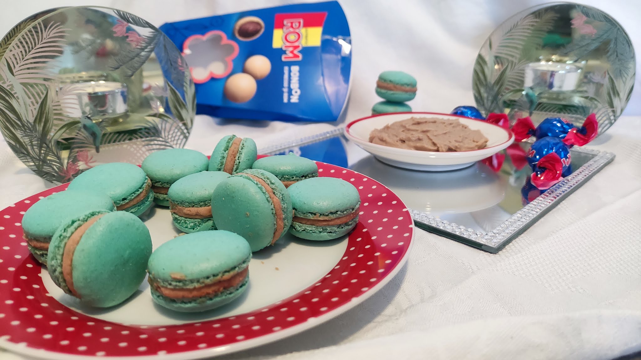 Desert macarons cu ganache de ciocolata cu aroma expresso si rom