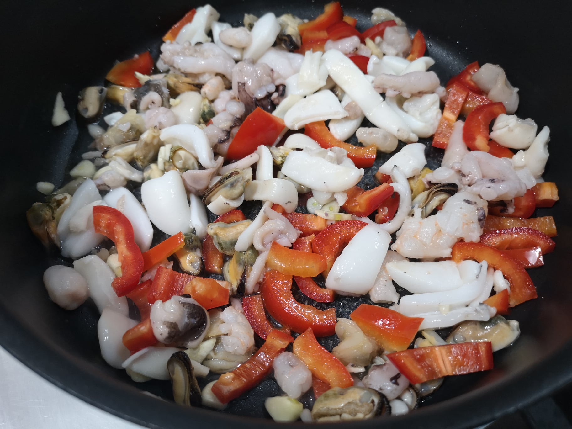 Paste cu fructe de mare, broccoli si rosii cherry