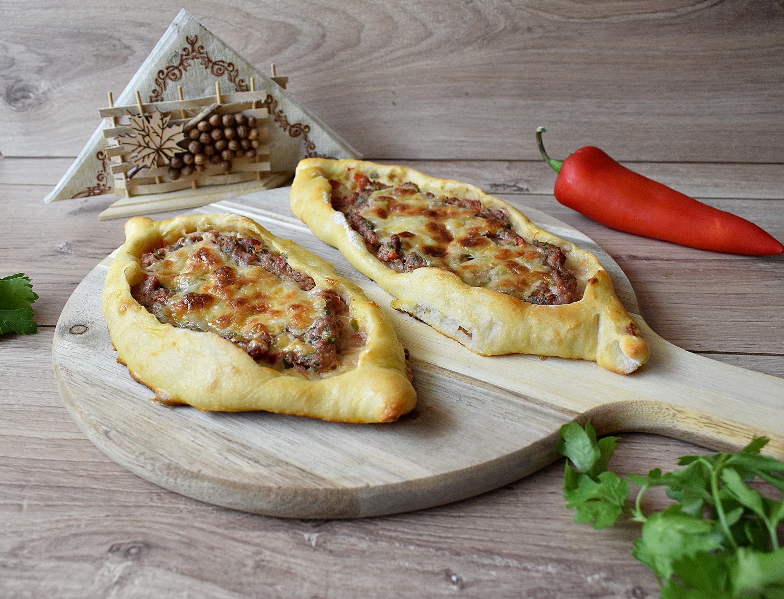 Pide cu carne tocata (pizza turceasca)