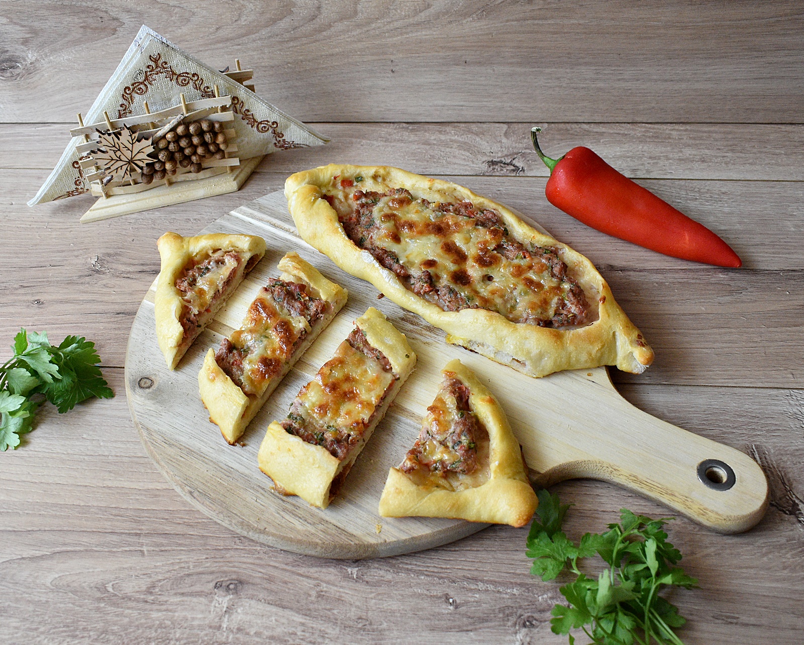 Pide cu carne tocata (pizza turceasca)