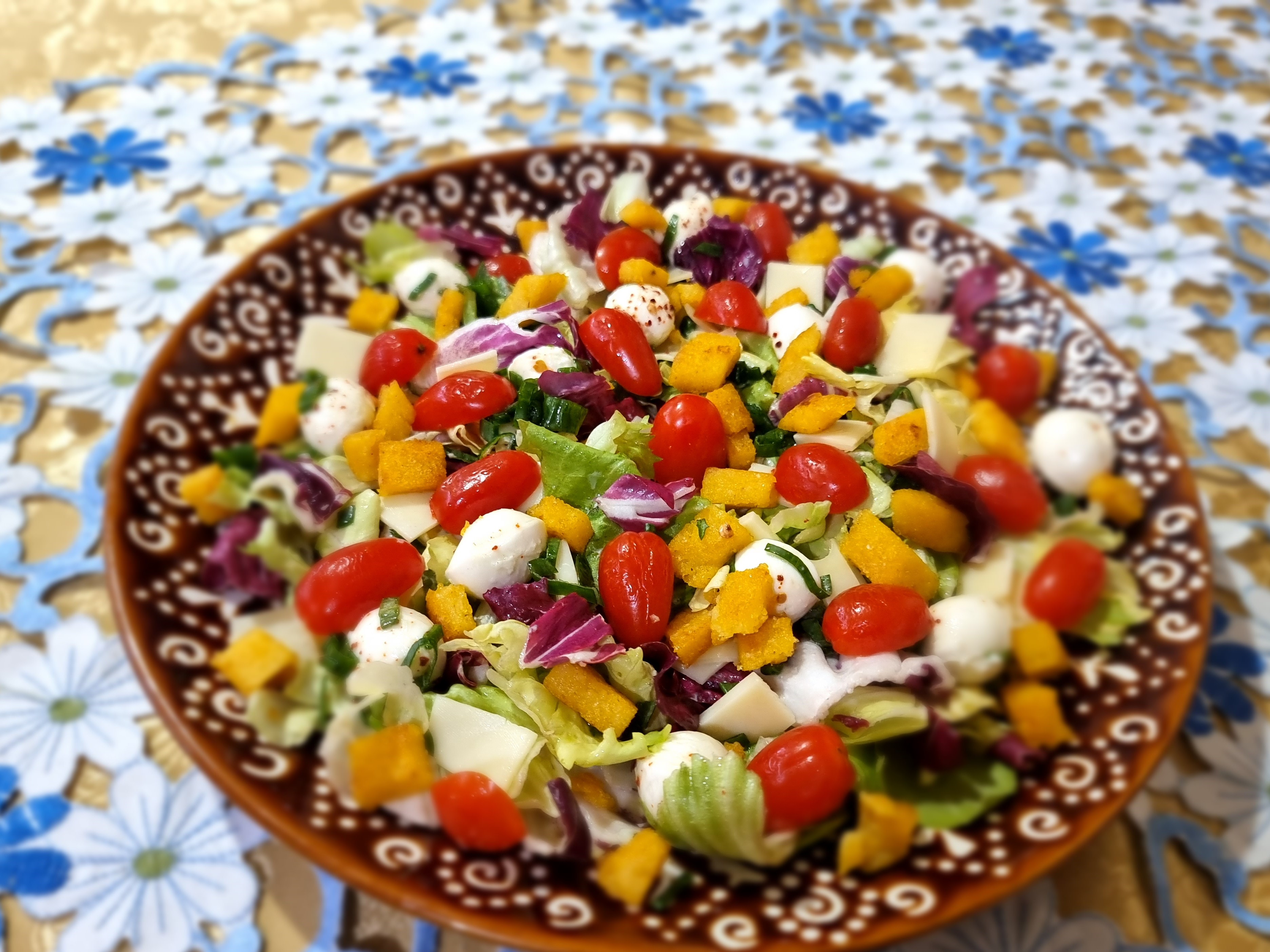 Salata cu mozzarella si crutoane de mamaliga