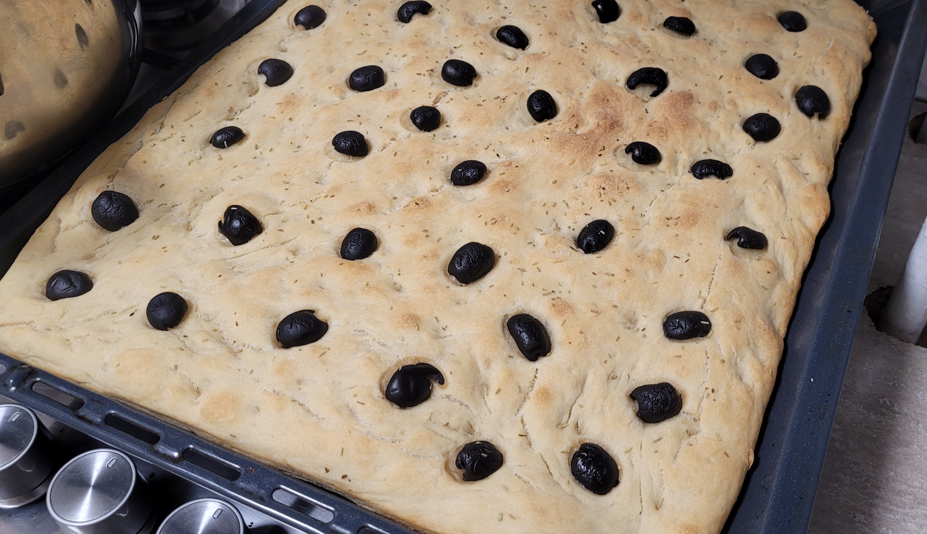 Focaccia cu masline negre