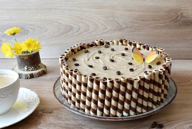 Reteta de tort cu crema de cafea si crema de fructe de padure