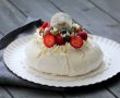 Celebra Pavlova cu crema si capsuni, un desert rafinat si elegant-1