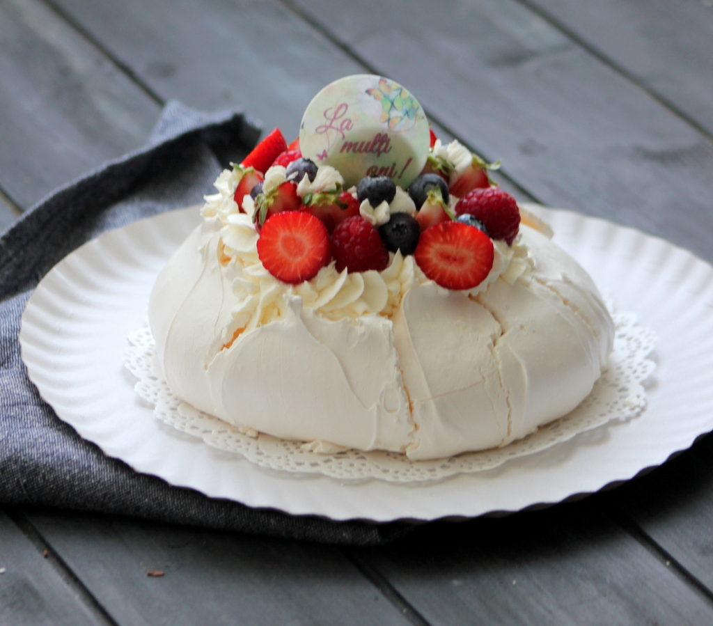 Celebra Pavlova cu crema si capsuni, un desert rafinat si elegant