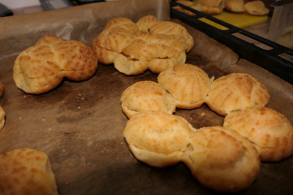 Mini choux a la creme cu vanilie, frisca si afine din dulceata, un deliciu fin si cremos