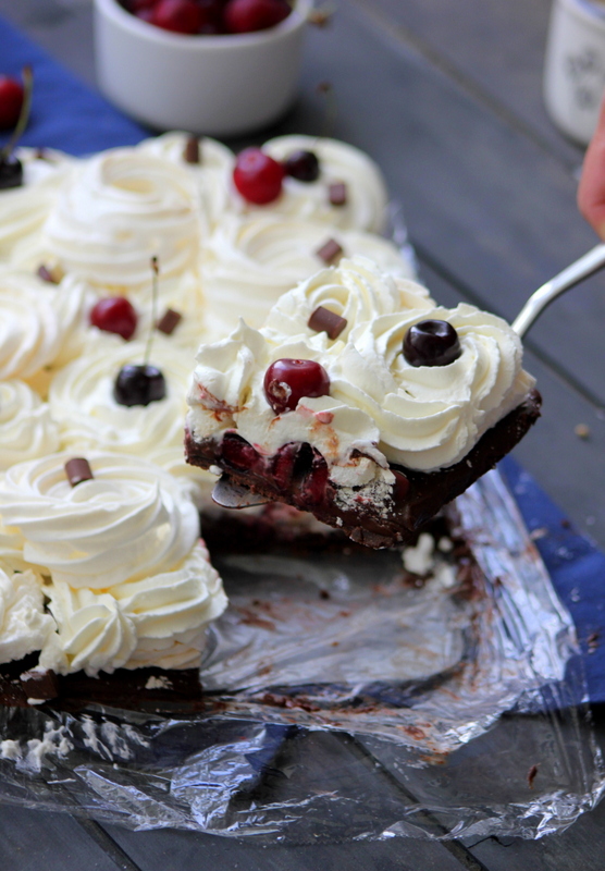 Tarta cu ciocolata, visine si cirese - Un desert delicios cu fructe