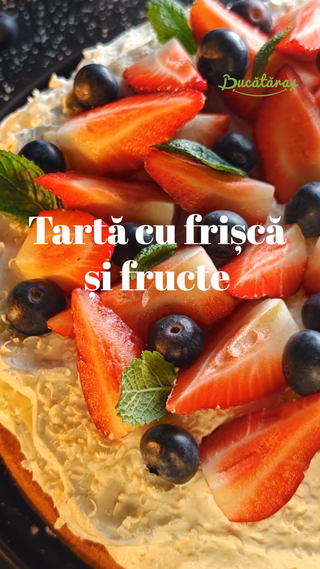 Tartă cu frișcă și fructe - Deliciul pufos și cremos care te cucerește