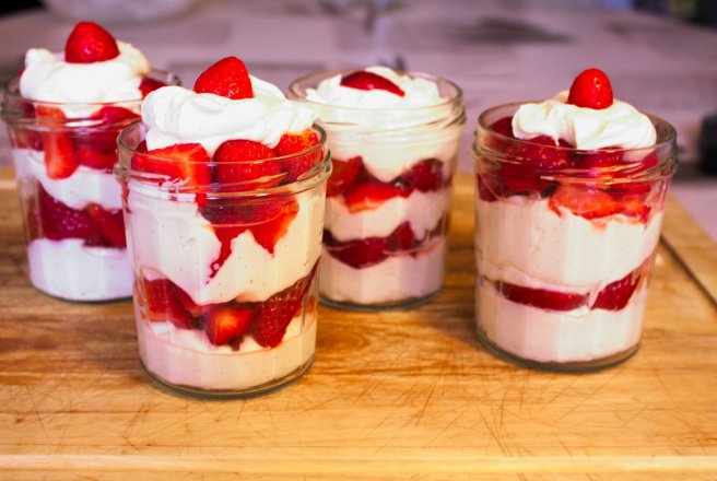 Spuma de capsuni cu frisca, la pahar - Desert rapid si delicios