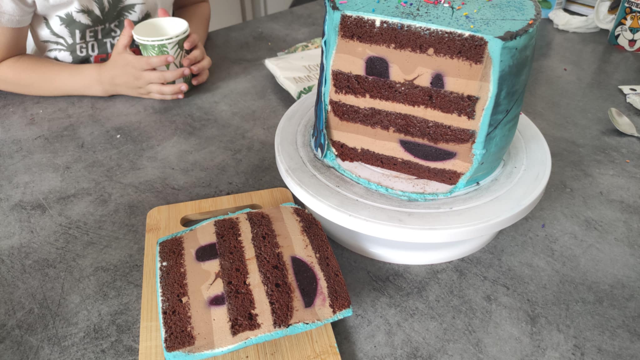Tort cu lichior, cafea si jeleu de afine - Reteta delicioasa