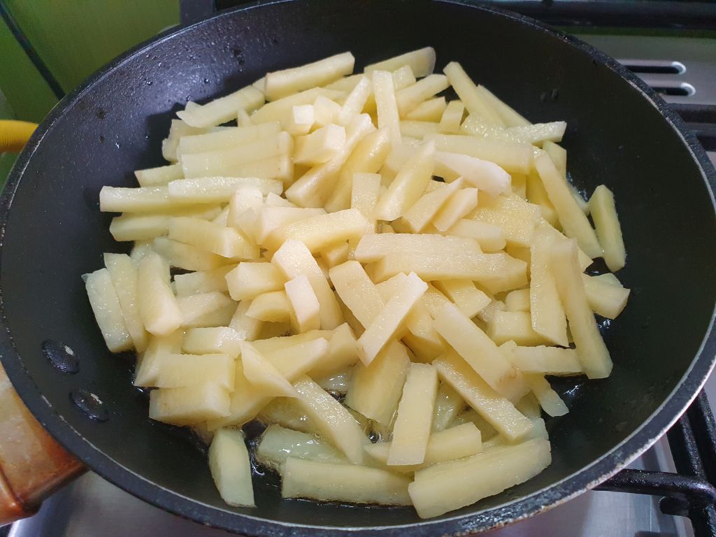 Tortilla cu cartofi si ceapa, la tigaie - omleta spaniola simpla si gustoasa