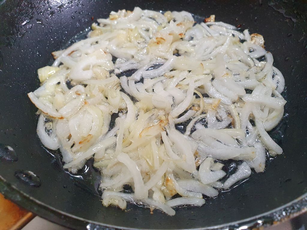 Tortilla cu cartofi si ceapa, la tigaie - omleta spaniola simpla si gustoasa