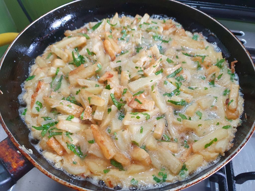 Tortilla cu cartofi si ceapa, la tigaie - omleta spaniola simpla si gustoasa