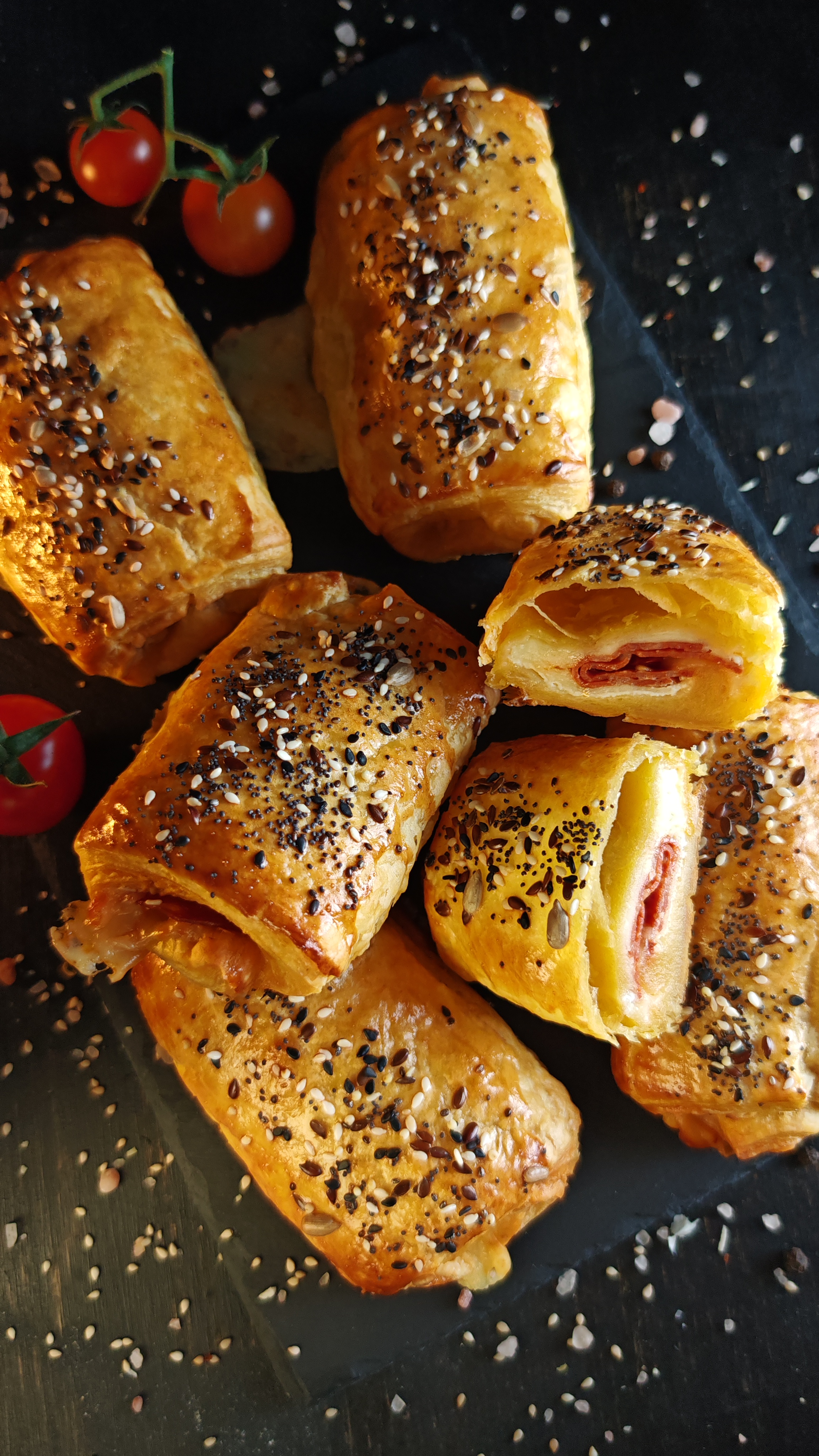 Rulouri cu cașcaval și chorizo - Rețeta rapidă și delicioasă