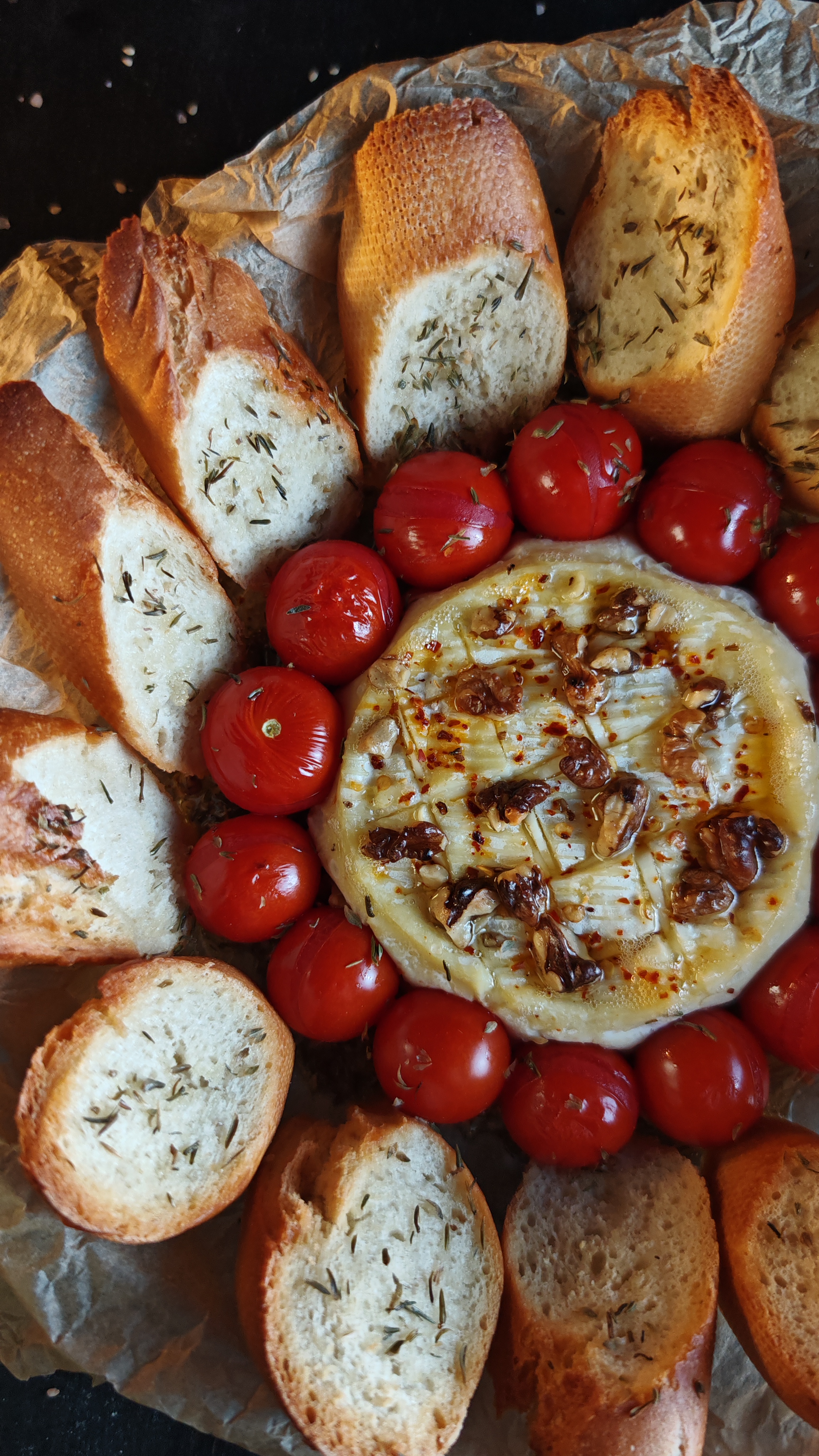 Pâine cu camembert si roșii la cuptor - Gustarea care te cucerește