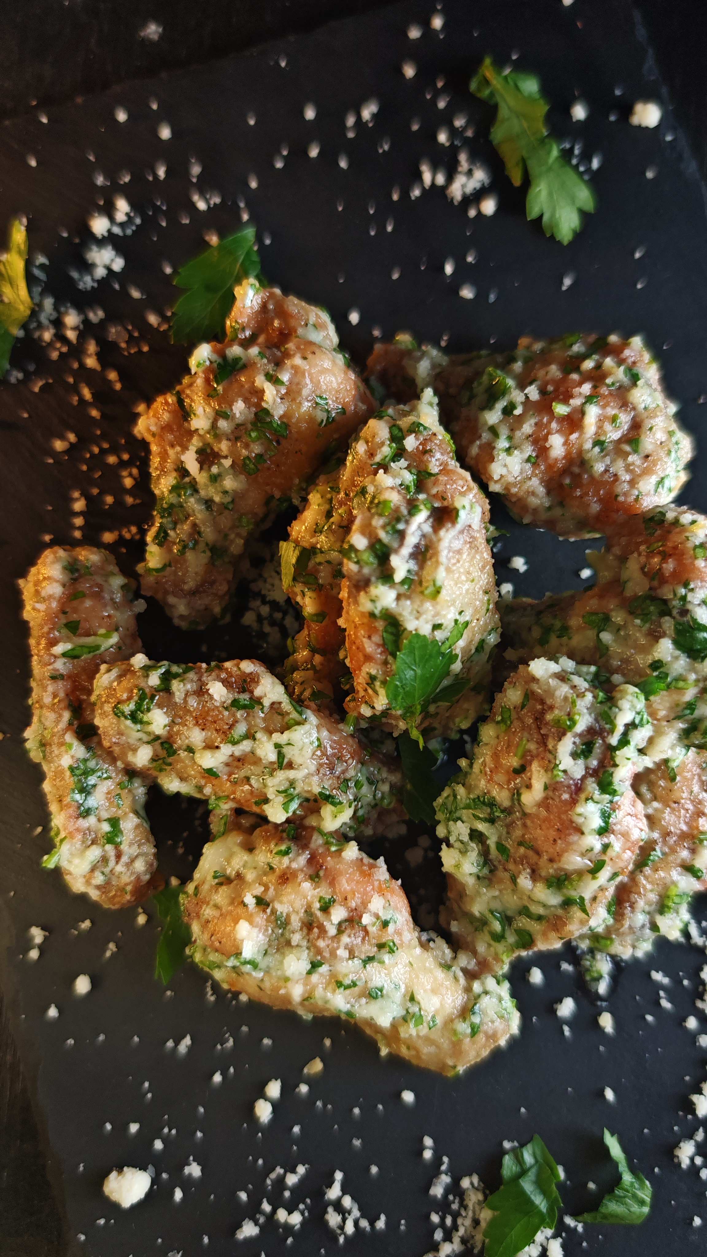 Aripioare de pui cu unt și parmezan - Delicioase și aromate