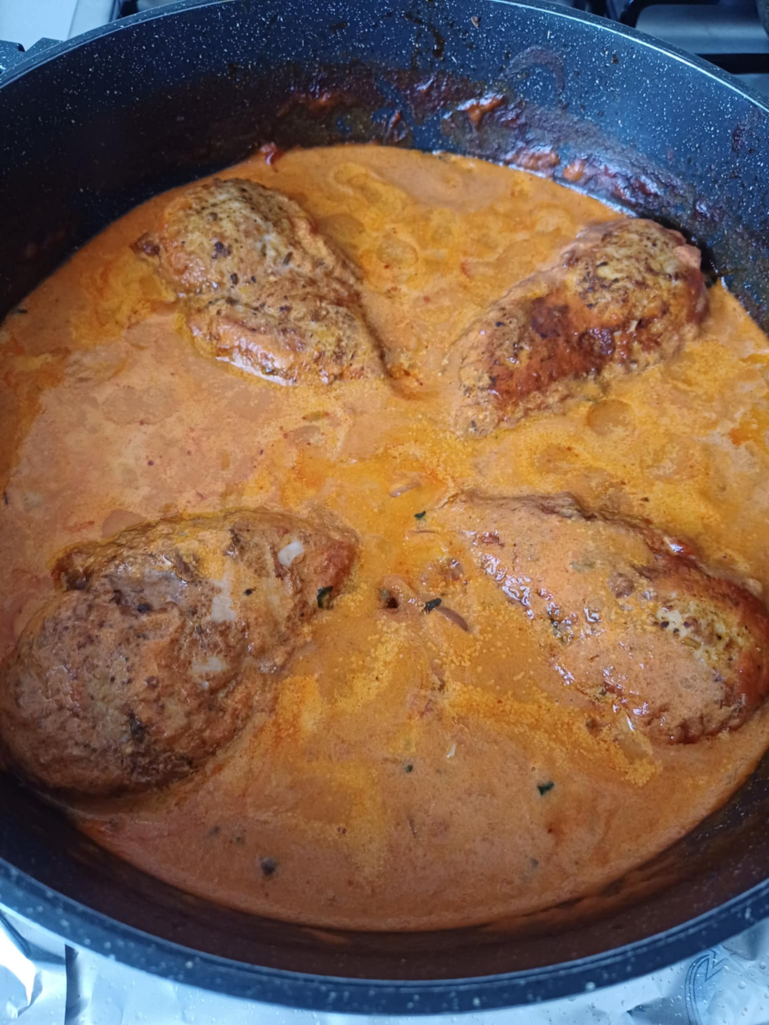 Piept de pui cu sos de ardei copti si smantana - Aromat si gustos