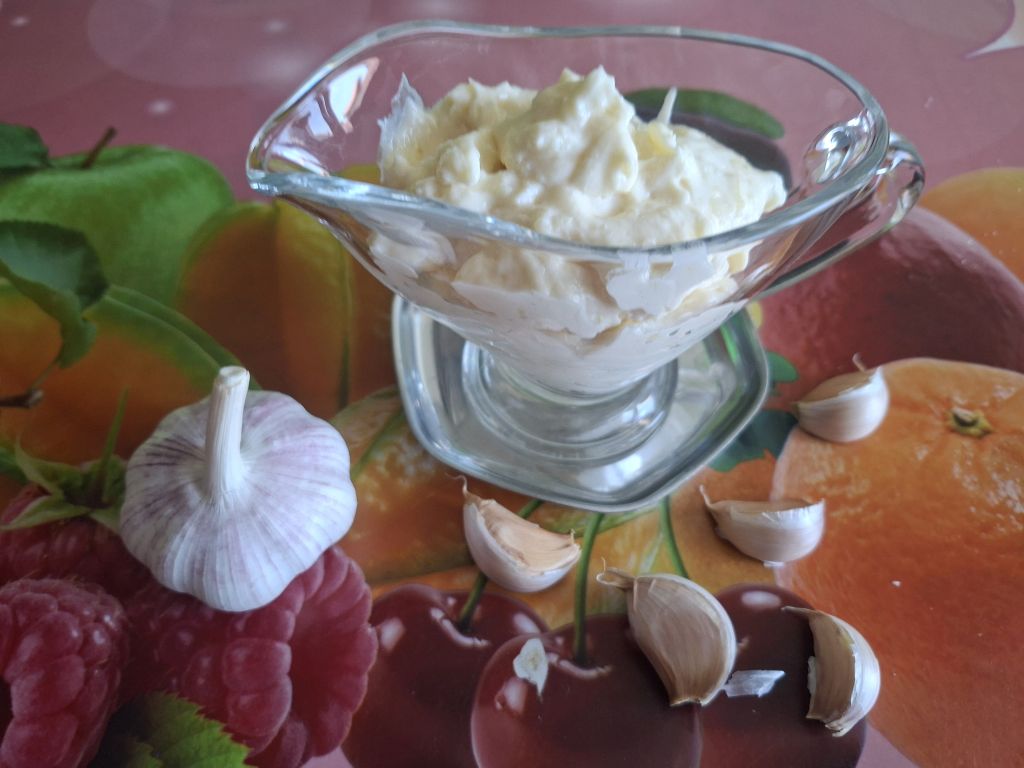 Sos de usturoi cu smantana - pur si simplu delicios