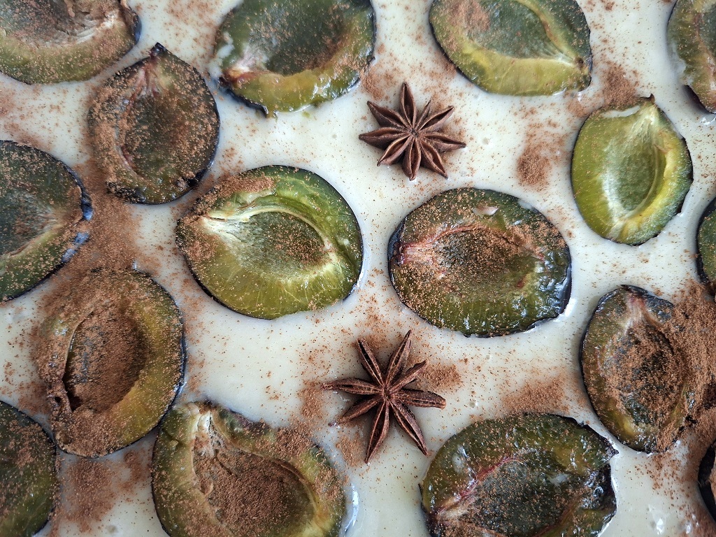 Prăjitura Cobbler cu prune și scorțișoară - Reteta gustoasa si aromata