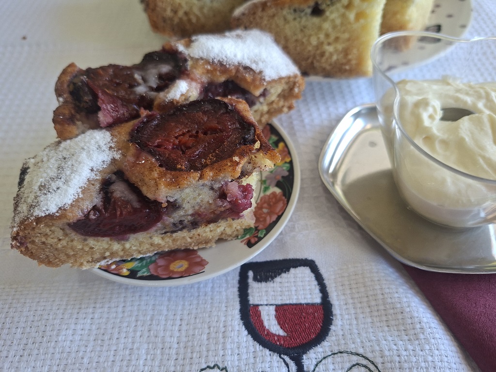 Prăjitura Cobbler cu prune și scorțișoară - Reteta gustoasa si aromata