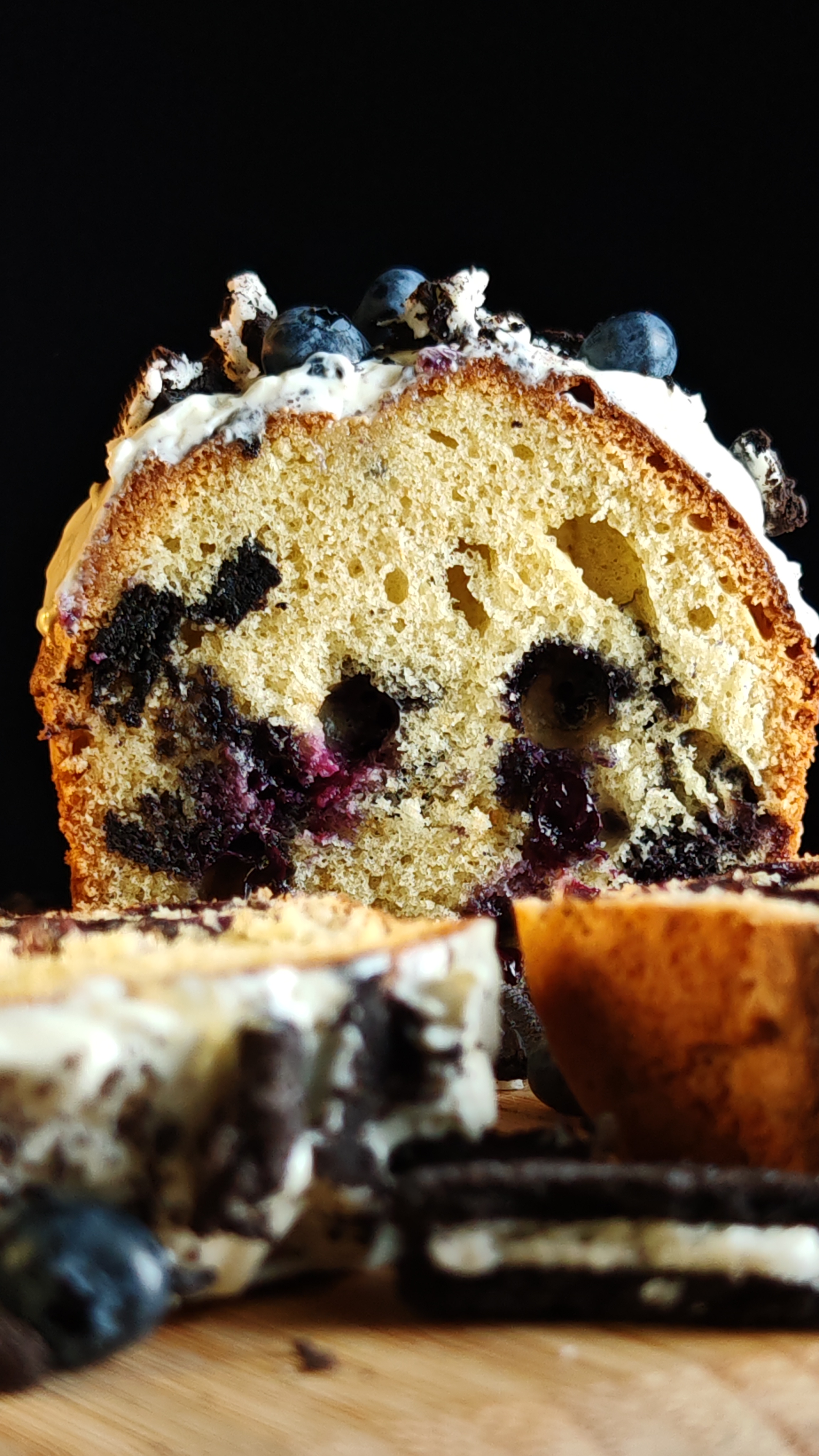 Chec cu Oreo și afine - Deliciu pufos și aromat