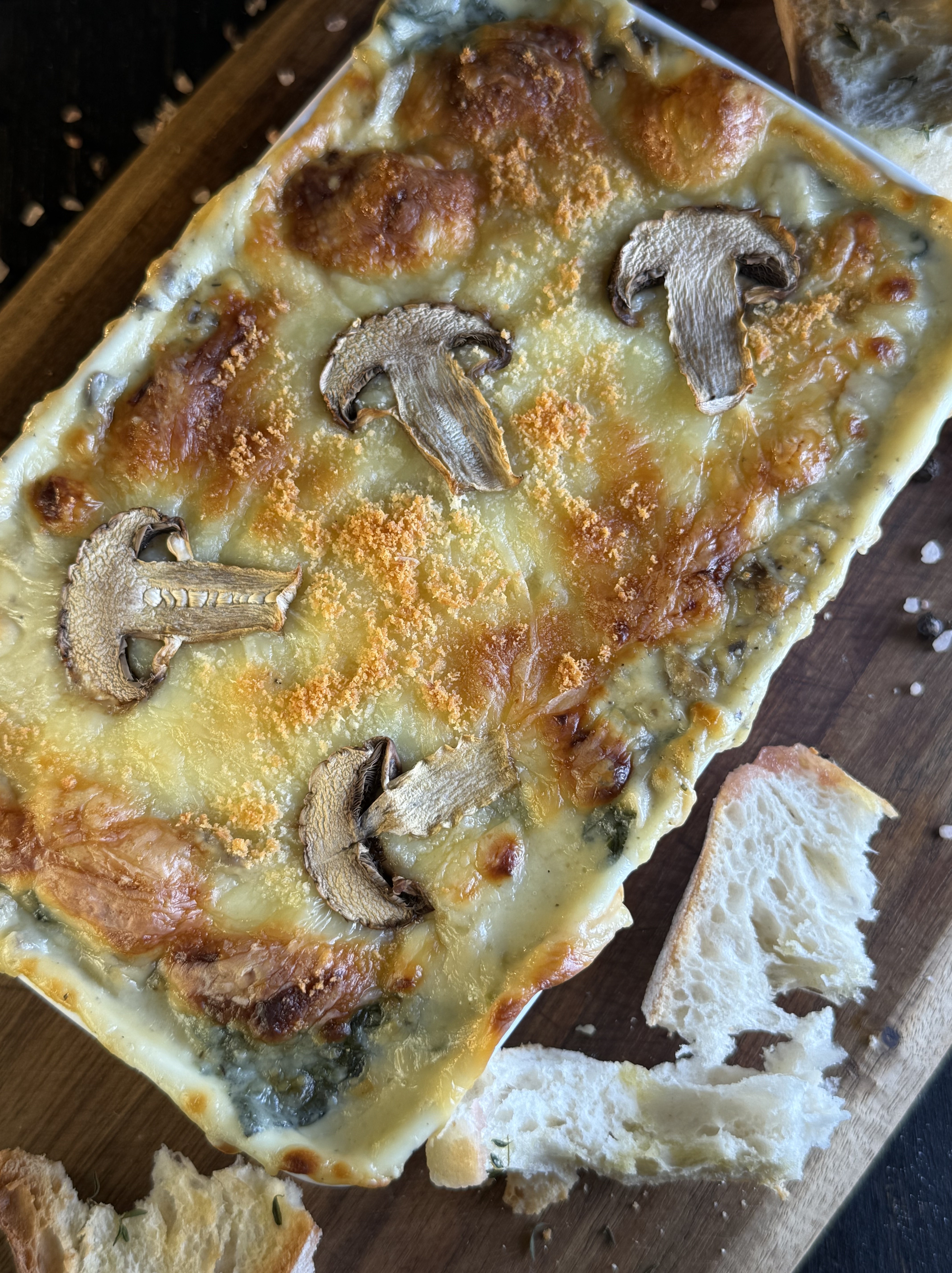 Ciuperci gratinate, cu spanac și cremă de brânză la cuptor - Un preparat sățios și savuros