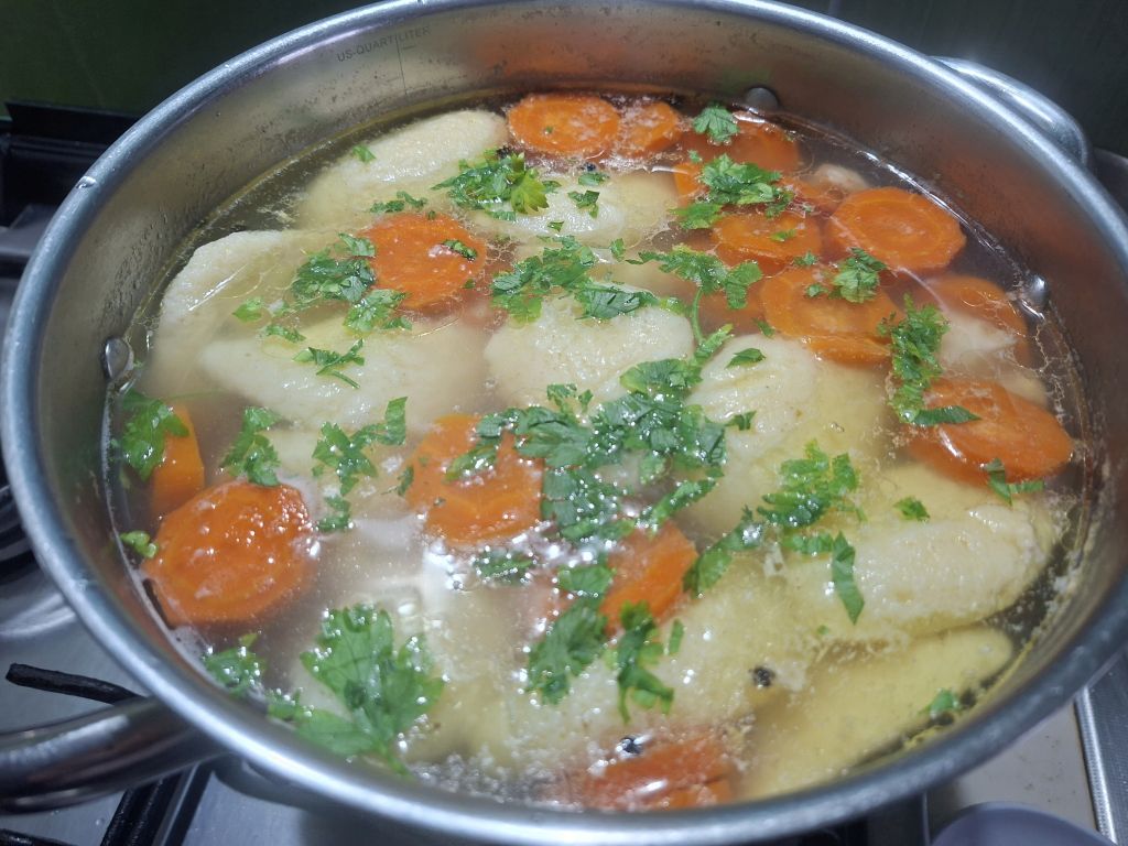 Supa de pui cu galuste de gris – Buna ca la mama acasa