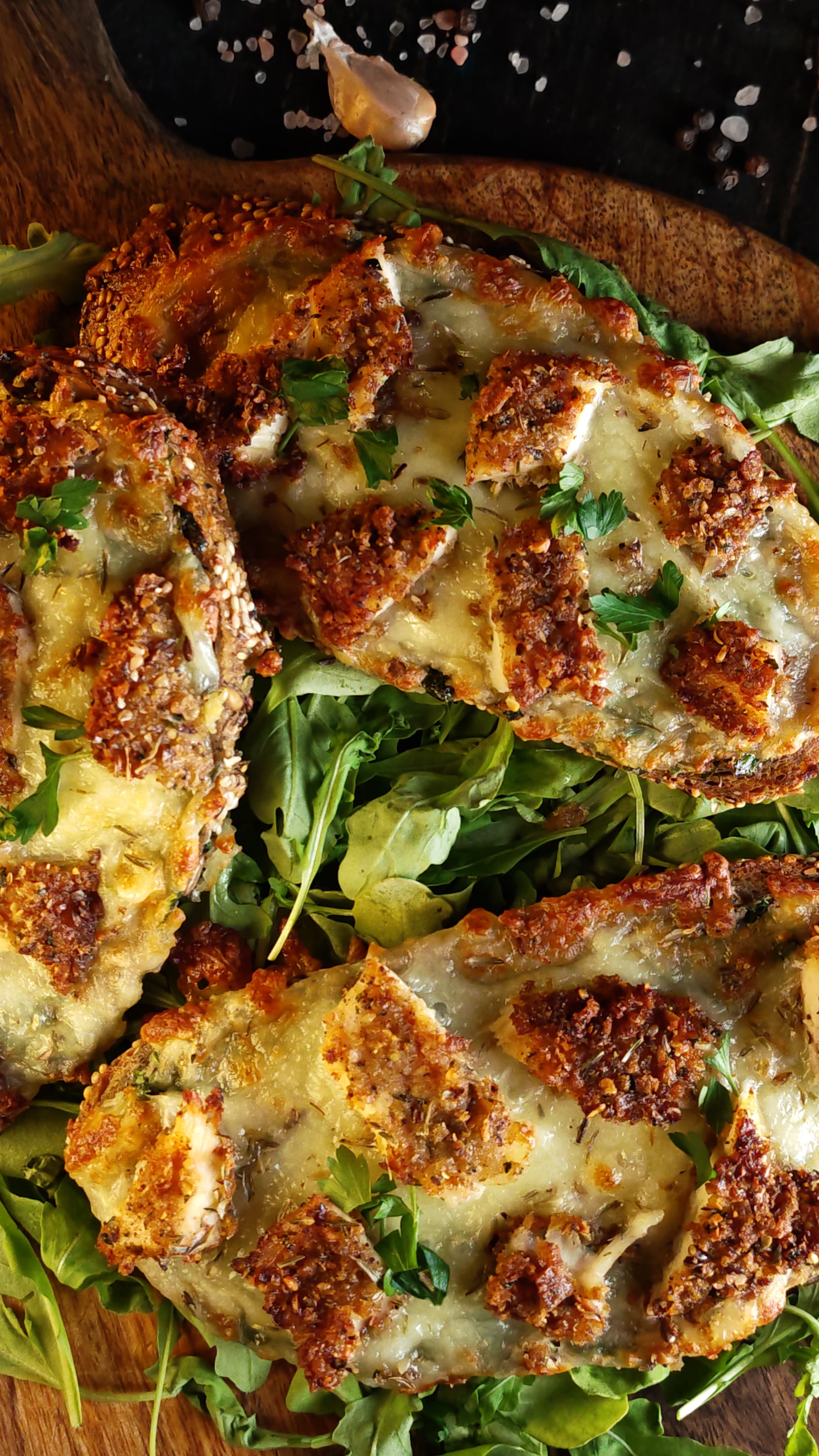 Garlic bread cu șnițel crocant – rețeta simplă care te cucerește prin savoare