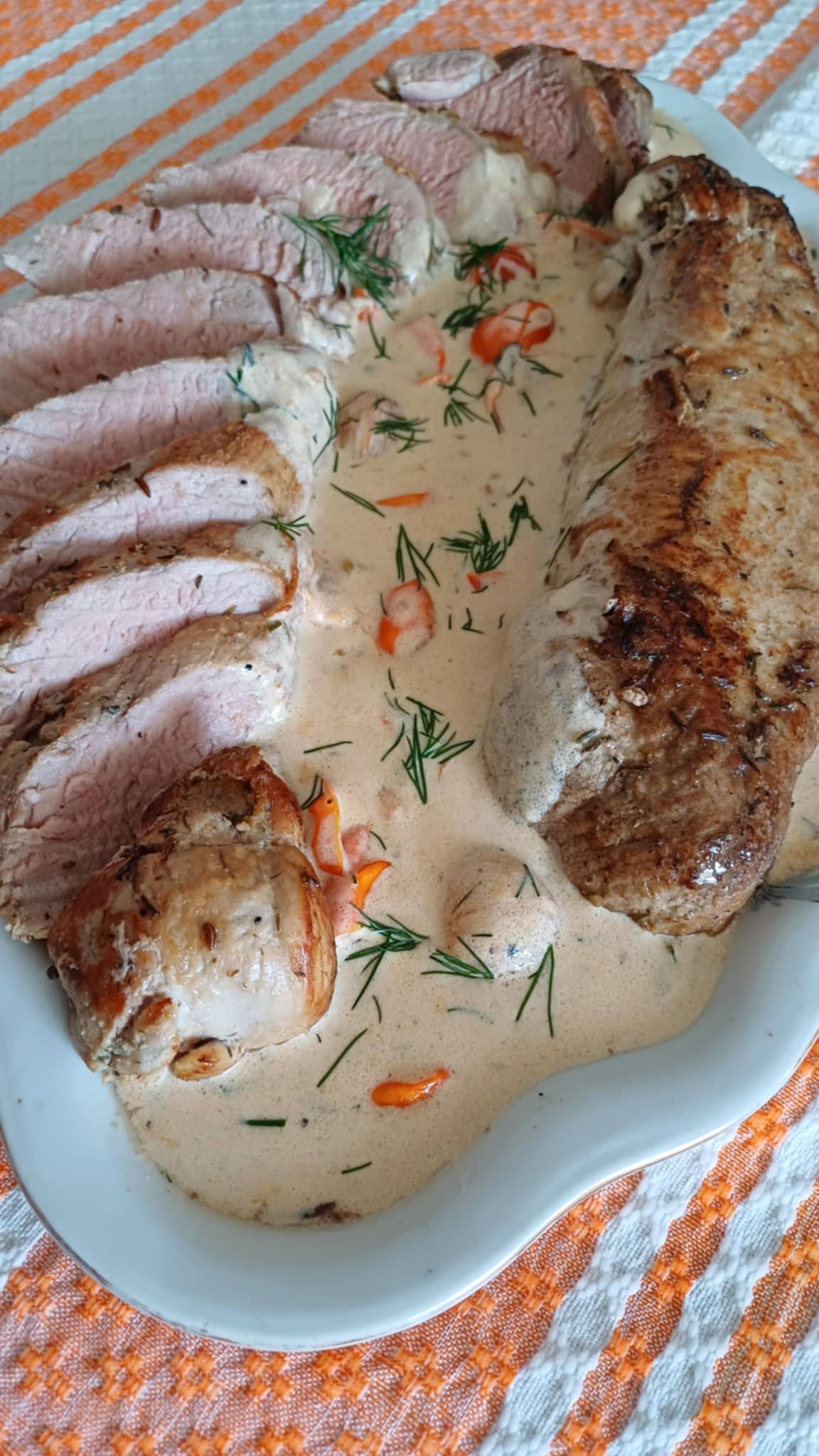 Muschiulet de porc cu sos de smantana - Reteta gustoasa la cuptor