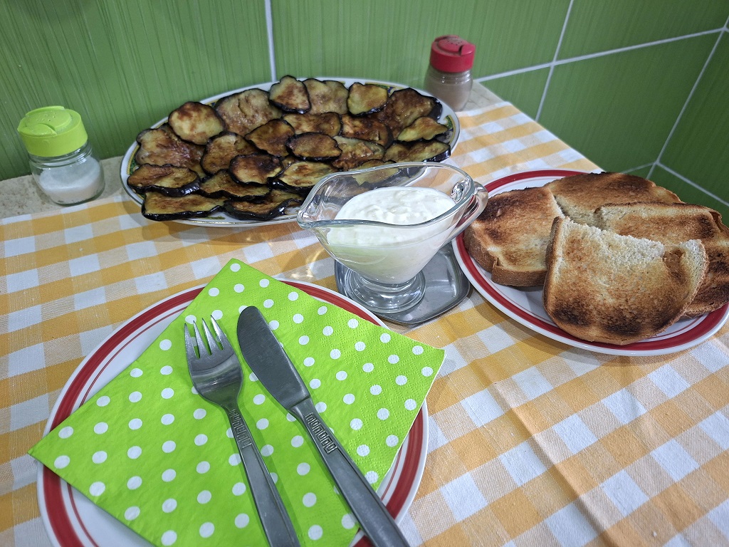 Rondele de vinete, cu sos de usturoi și smântână - Rețeta simplă și gustoasă