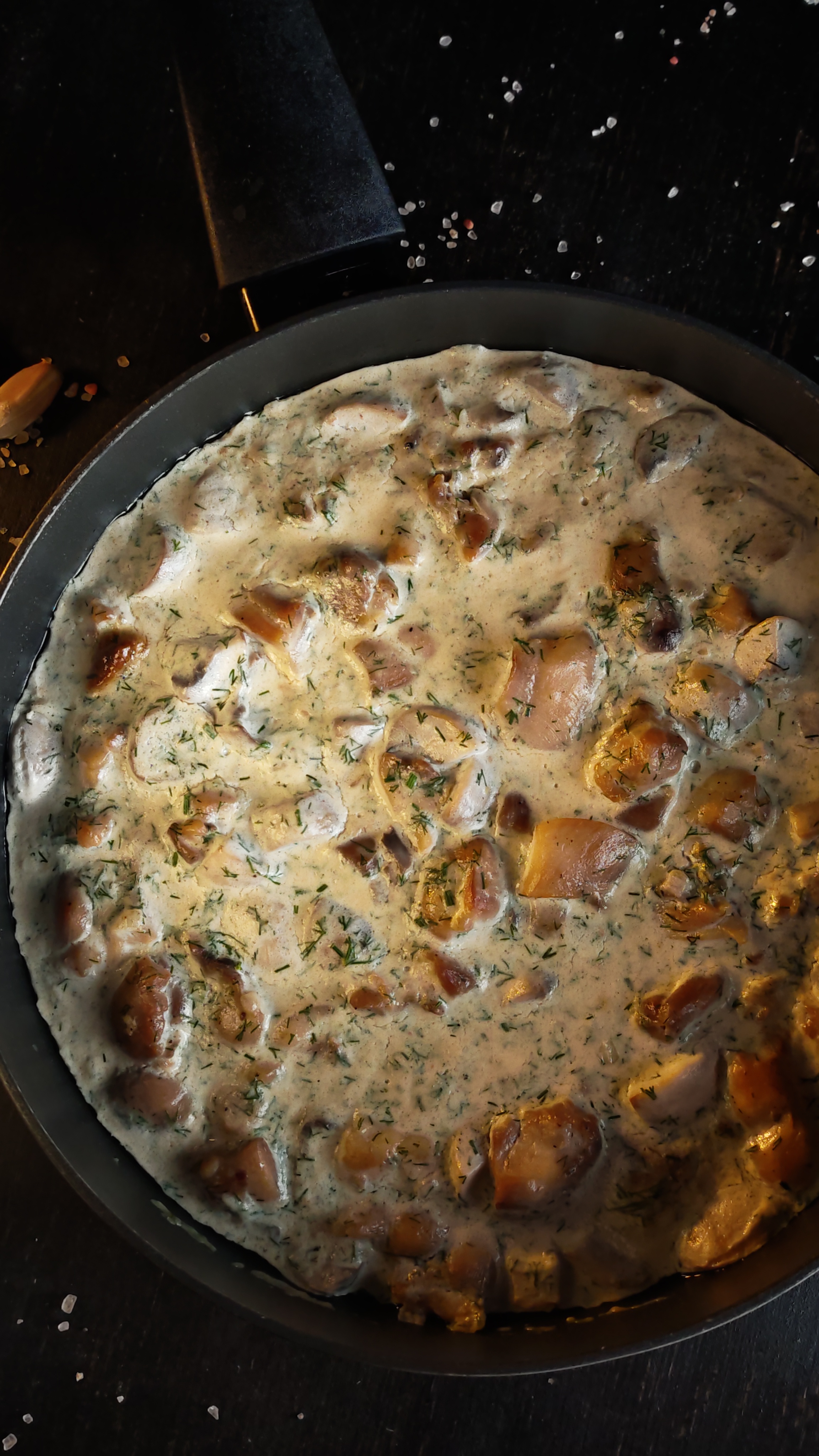 Pui cu ciuperci și sos de smântână cu mărar - Rețeta ușoară și savuroasă